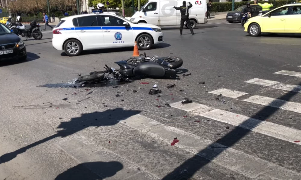 Σφοδρή σύγκρουση υπηρεσιακού οχήματος με μηχανή έξω από τη Βουλή